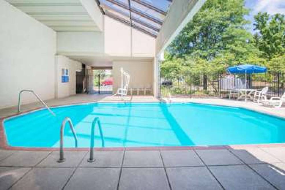 Days Inn By Wyndham Middleburg Heights 3