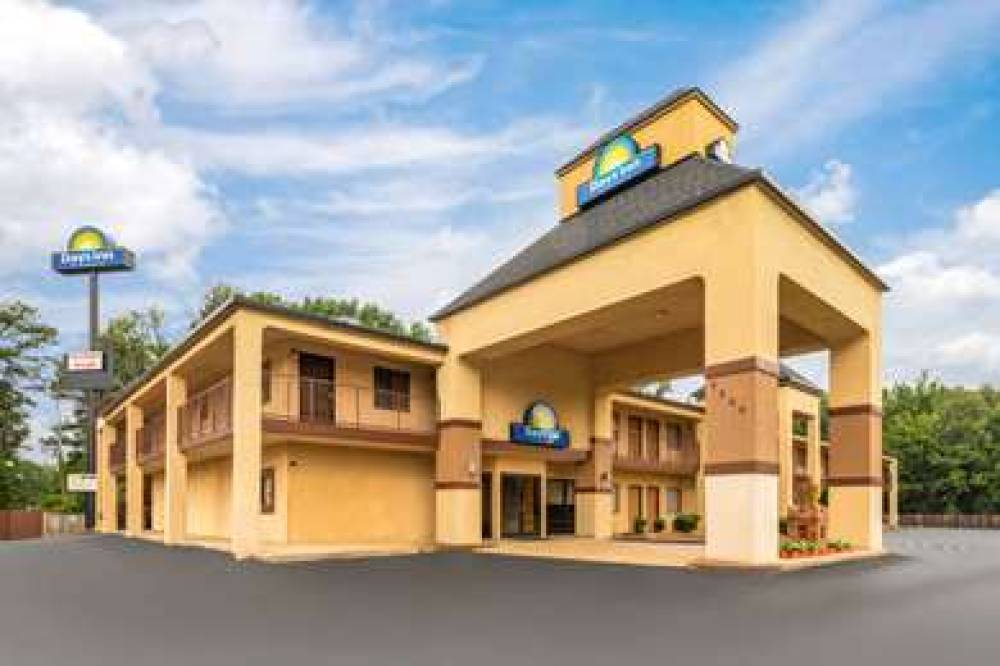 DAYS INN BY WYNDHAM NORTH LITTLE RO 4