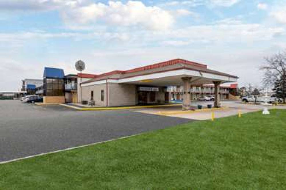 DAYS INN BY WYNDHAM PERRYSBURG 3