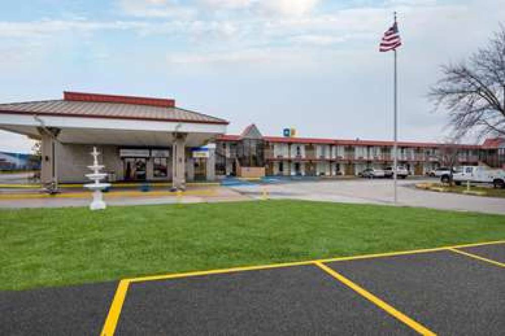 DAYS INN BY WYNDHAM PERRYSBURG 2