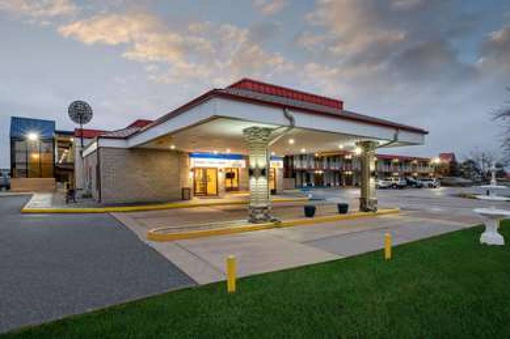 DAYS INN BY WYNDHAM PERRYSBURG 4