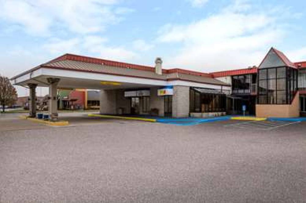 DAYS INN BY WYNDHAM PERRYSBURG 1