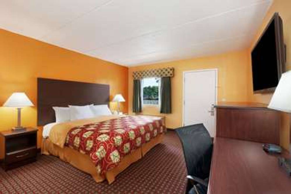 Days Inn By Wyndham Queensbury/Lake George 8