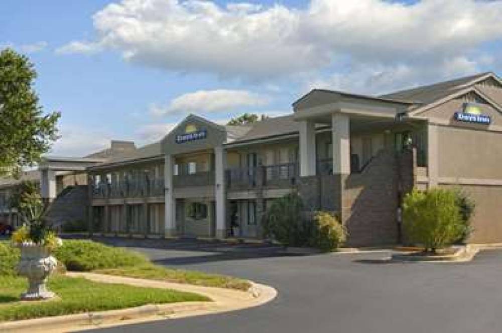 DAYS INN BY WYNDHAM RALEIGH GLENWOO 1