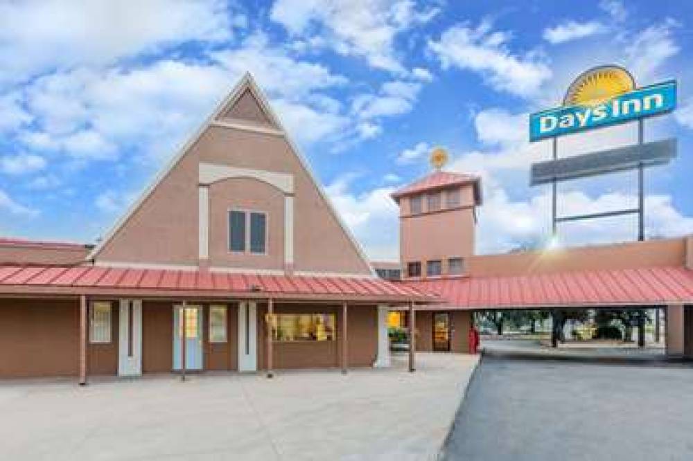 Days Inn By Wyndham San Antonio Splashtown/Att Center