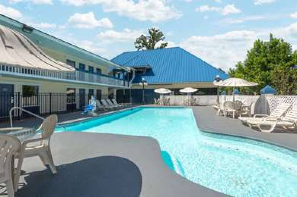 Days Inn By Wyndham Savannah Airport 3