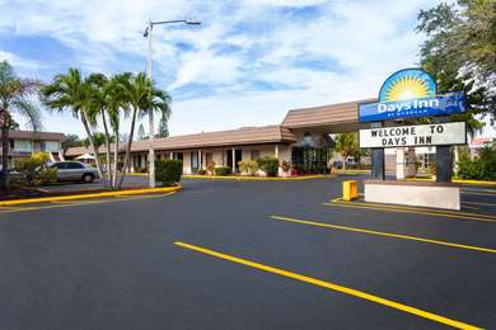 Days Inn By Wyndham St. Petersburg Central 4