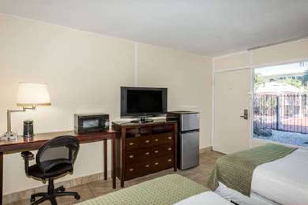 DAYS INN BY WYNDHAM ST. PETERSBURG 6