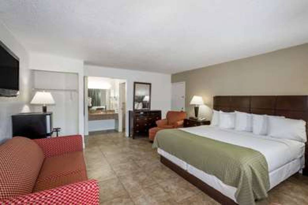 DAYS INN BY WYNDHAM ST. PETERSBURG 9