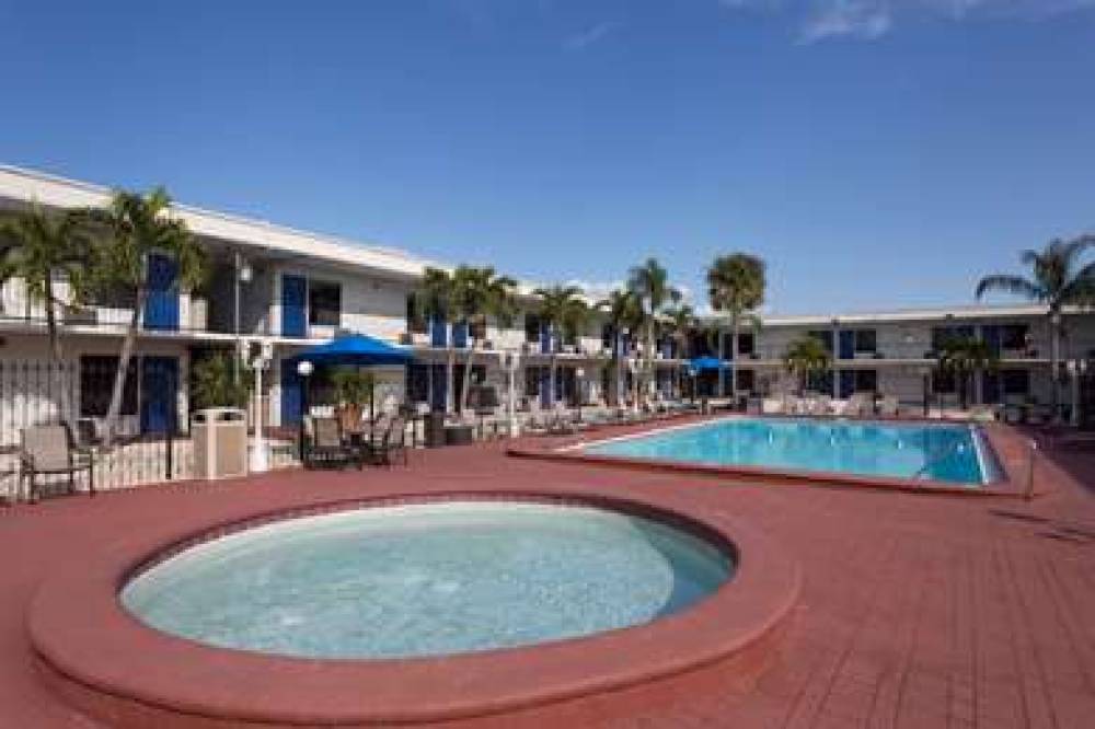 DAYS INN BY WYNDHAM ST. PETERSBURG 4