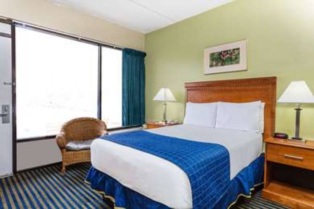 Days Inn By Wyndham Virginia Beach At The Beach 8