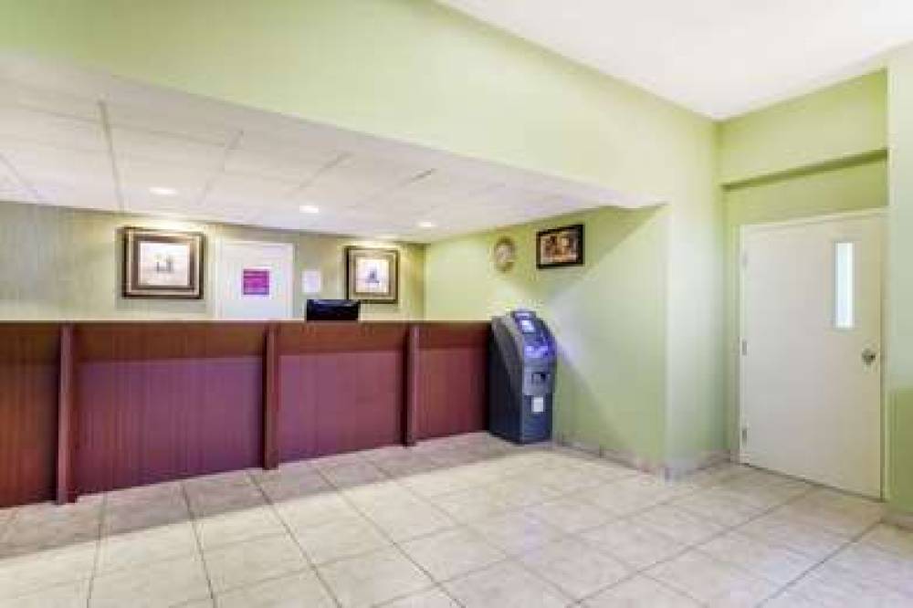 DAYS INN BY WYNDHAM WINDSOR LOCKS / 3