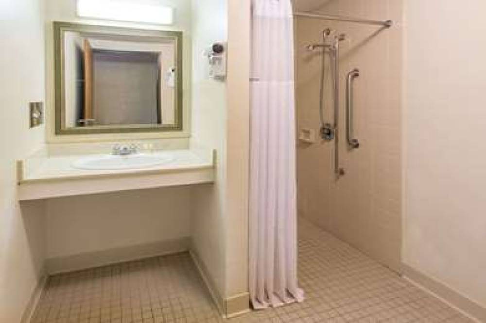 Days Inn Sheboygan/The Falls 9