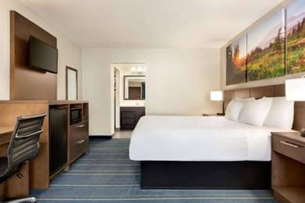 Days Inn & Suites Anaheim At Disneyland Park 9