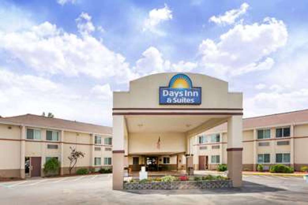 Days Inn & Suites Bridgeport - Clarksburg 1