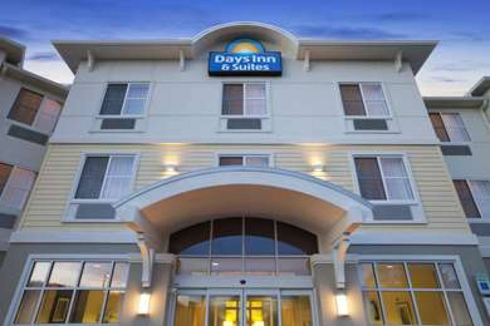 DAYS INN & SUITES BY WYNDHAM, ALTOO 4