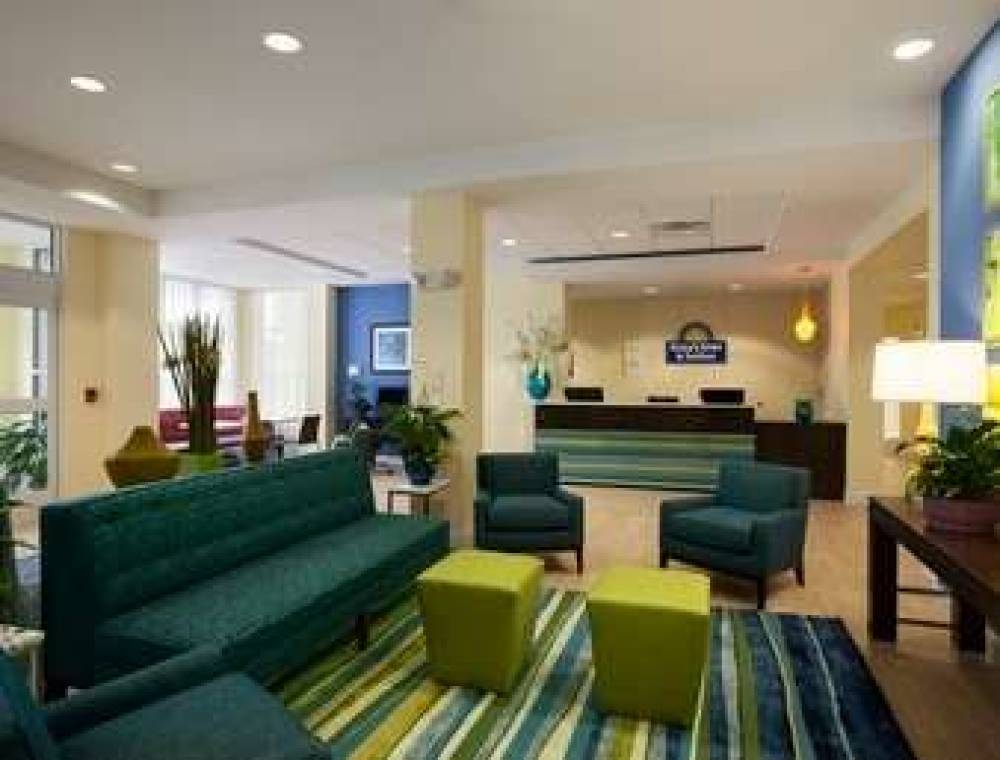 DAYS INN & SUITES BY WYNDHAM, ALTOO 10