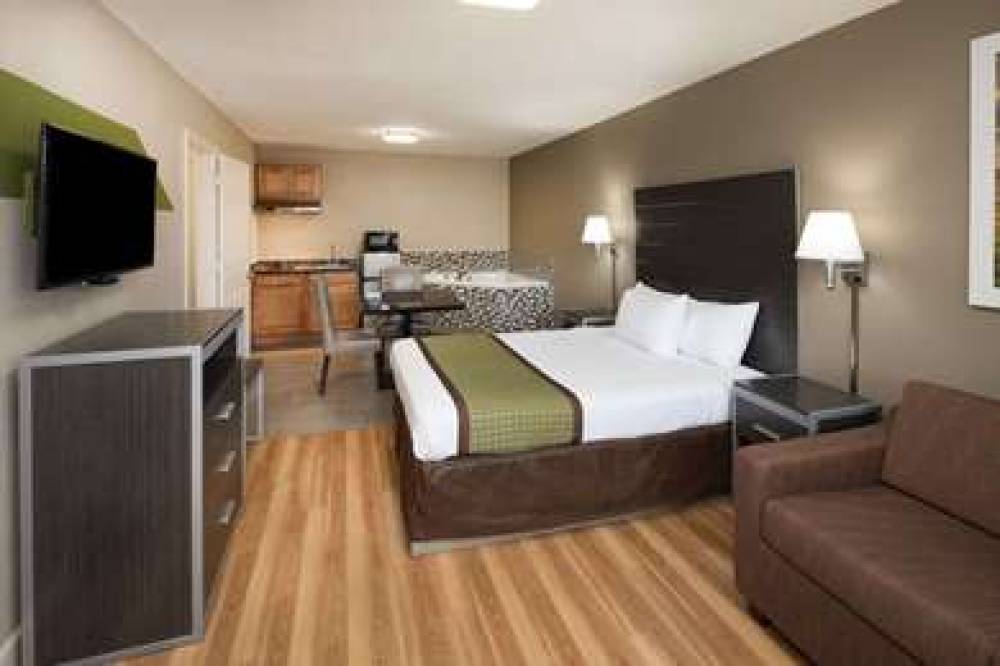 Days Inn & Suites By Wyndham Athens Alabama 2