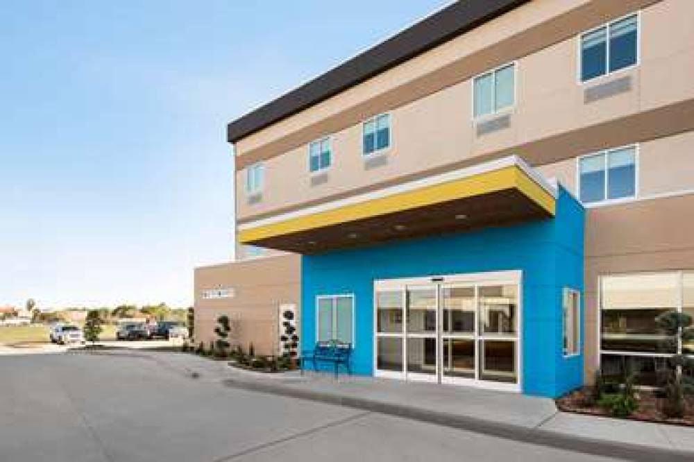 DAYS INN & SUITES BY WYNDHAM BEAUMO 1