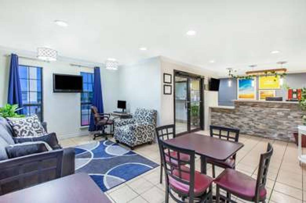 Days Inn & Suites By Wyndham Braunig Lake 3