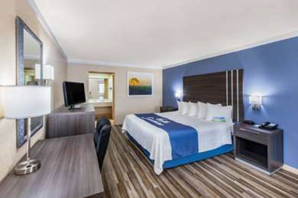 Days Inn & Suites By Wyndham Braunig Lake 7