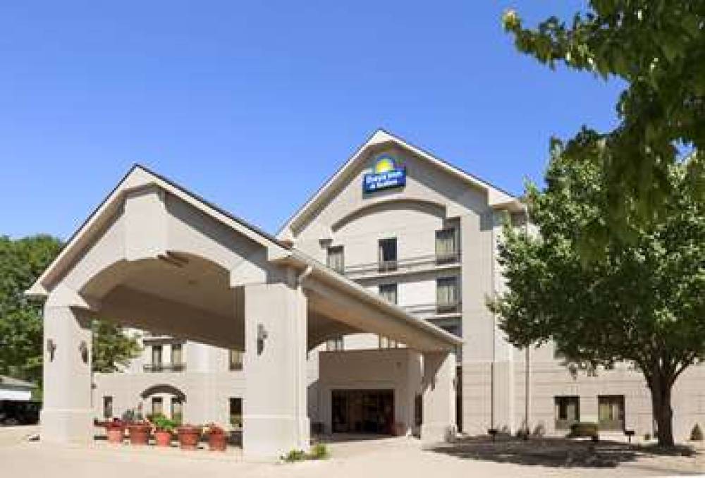 Days Inn & Suites By Wyndham Cedar Rapids