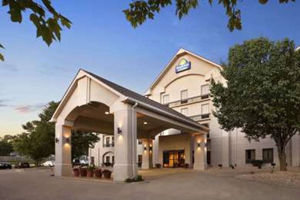 Days Inn & Suites By Wyndham Cedar Rapids 1