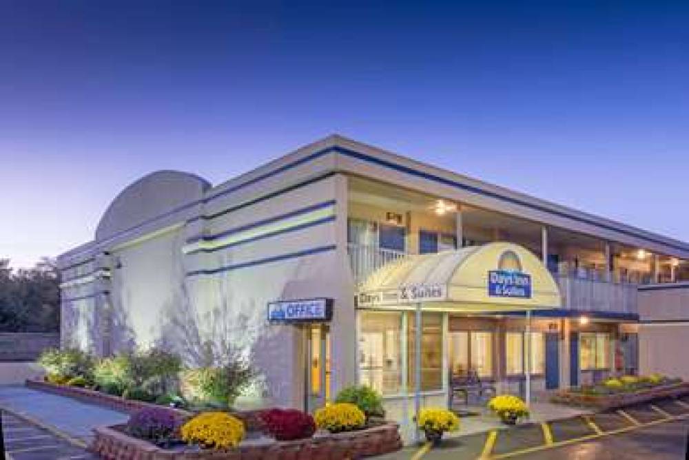 Days Inn & Suites By Wyndham Dayton North 2