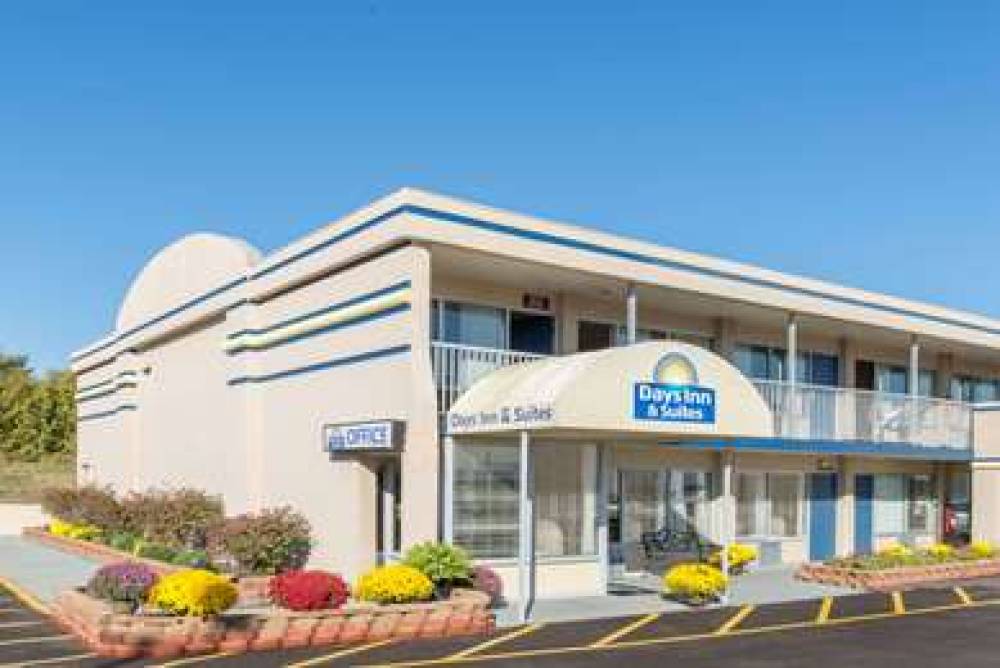 Days Inn & Suites By Wyndham Dayton North