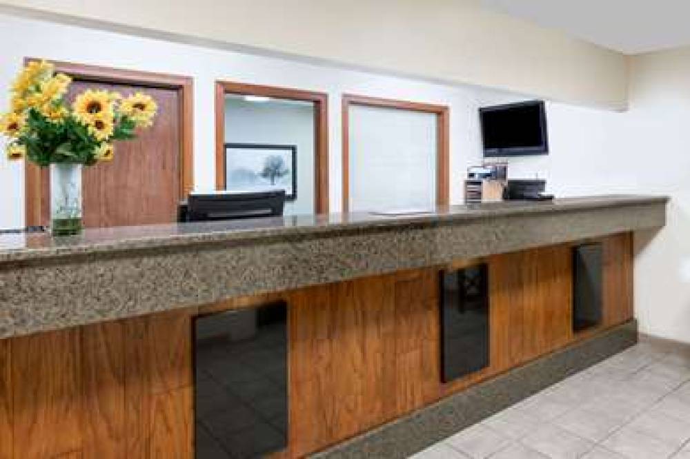 Days Inn & Suites By Wyndham Des Moines Airport 1