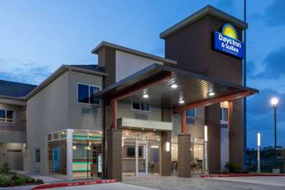 DAYS INN & SUITES BY WYNDHAM DOWNTO 1