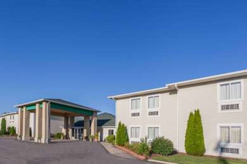 Days Inn & Suites By Wyndham Dundee 1