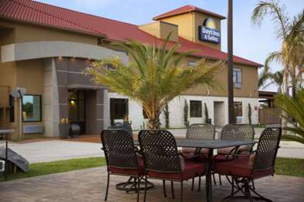 DAYS INN & SUITES BY WYNDHAM HOUSTO 2