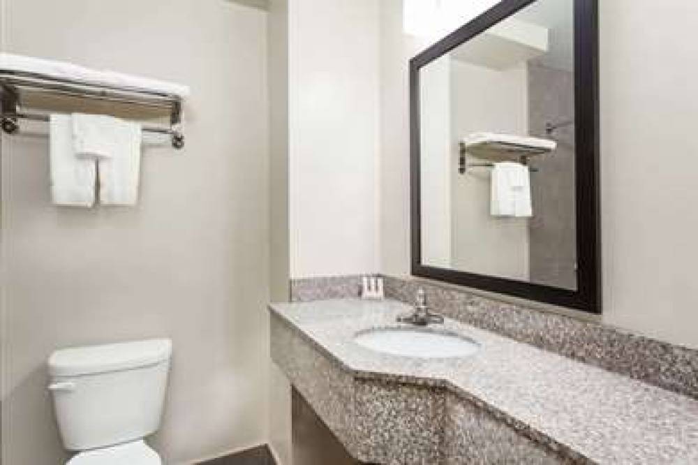 Days Inn & Suites By Wyndham Jamaica JFK Airport 10