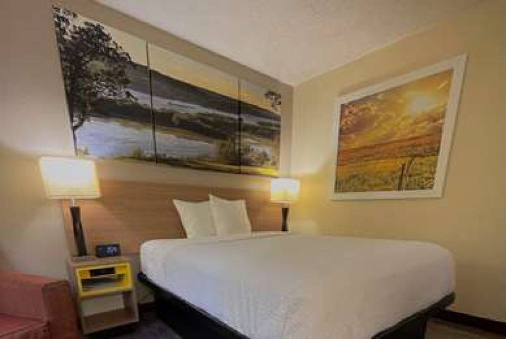 Days Inn & Suites By Wyndham Kaukauna WI 5