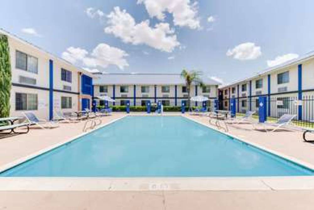 Days Inn & Suites By Wyndham Laredo 4