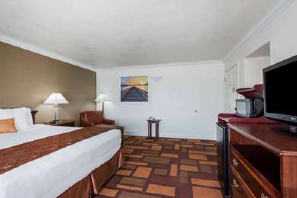 DAYS INN & SUITES BY WYNDHAM LODI 7