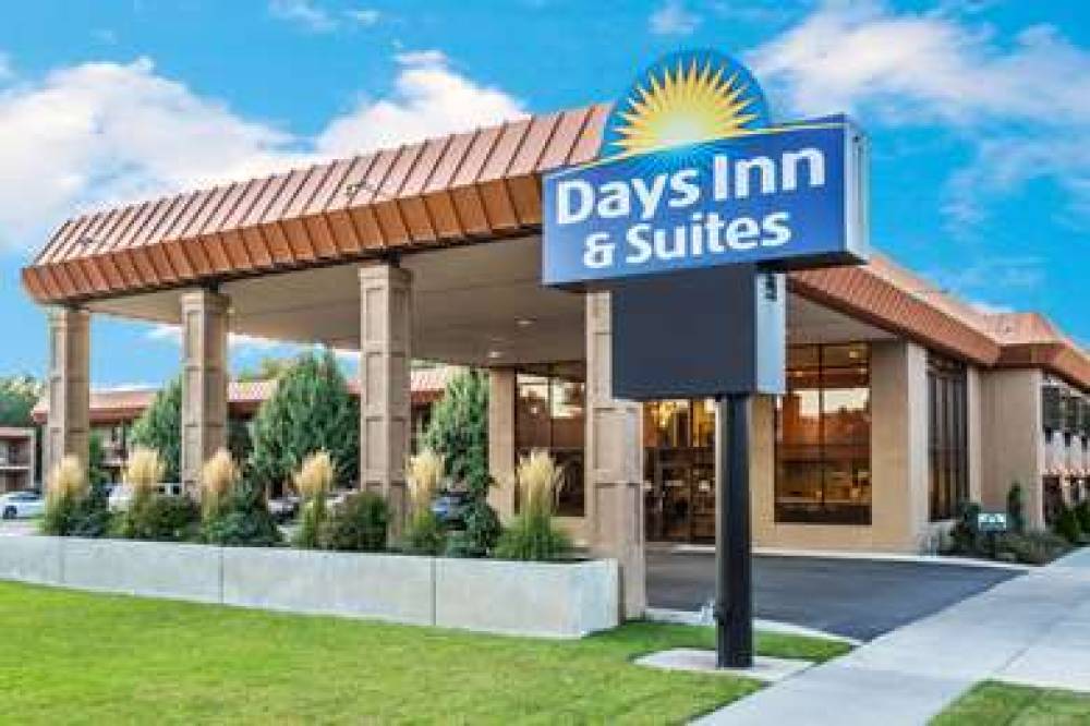 Days Inn & Suites By Wyndham Logan