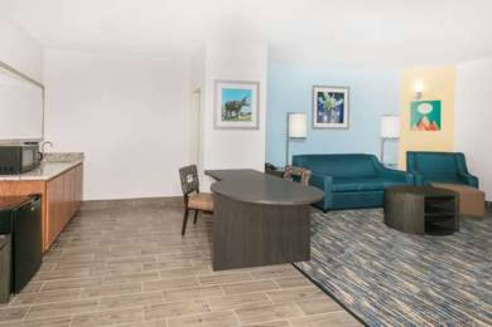 DAYS INN & SUITES BY WYNDHAM LUBBOC 10