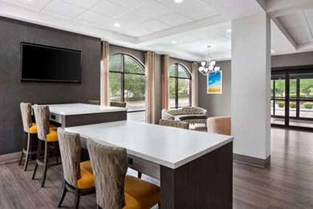 DAYS INN & SUITES BY WYNDHAM M 3