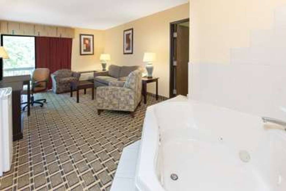 Days Inn & Suites By Wyndham Madison Heights MI 8