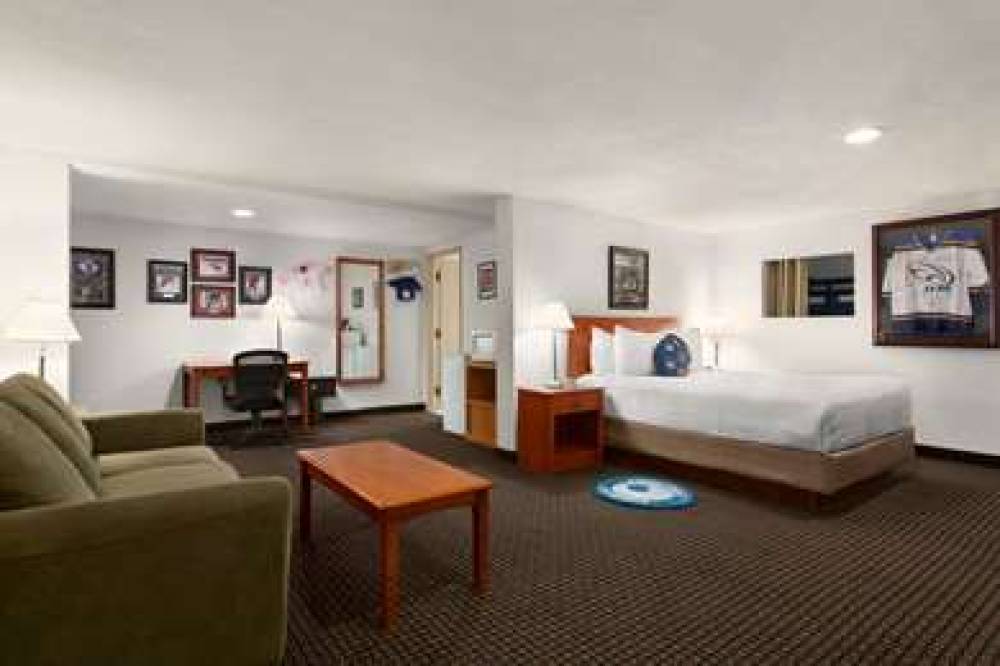 DAYS INN & SUITES BY WYNDHAM MONCTO 8