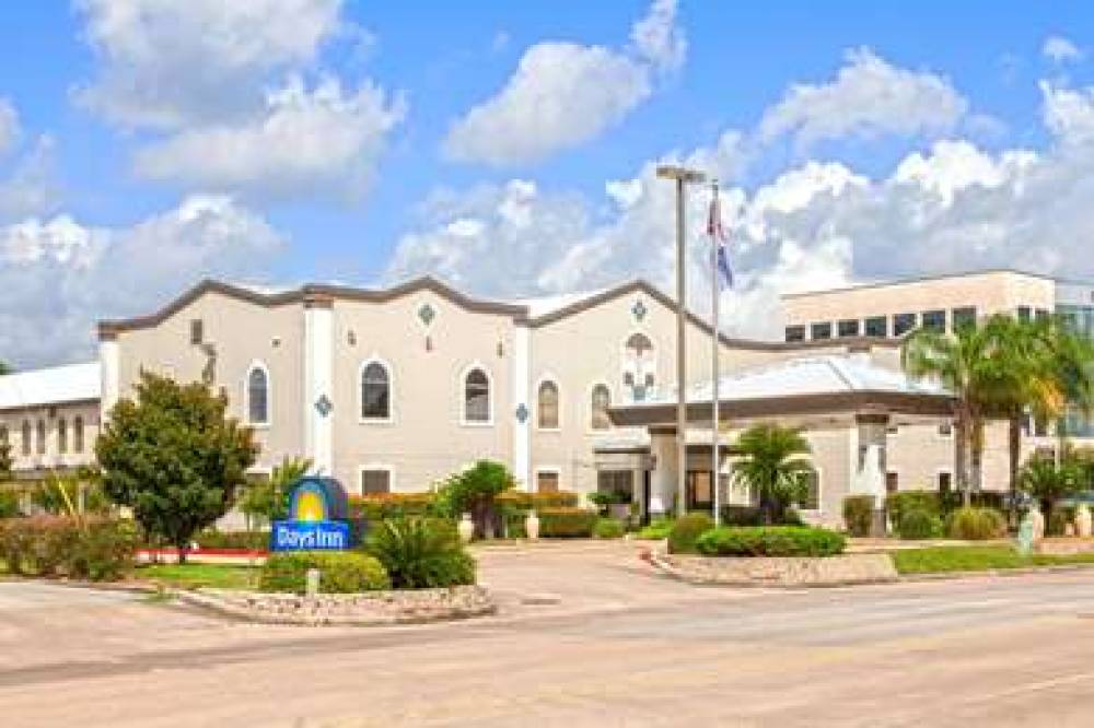 Days Inn & Suites By Wyndham NASA Space Center Houston 1