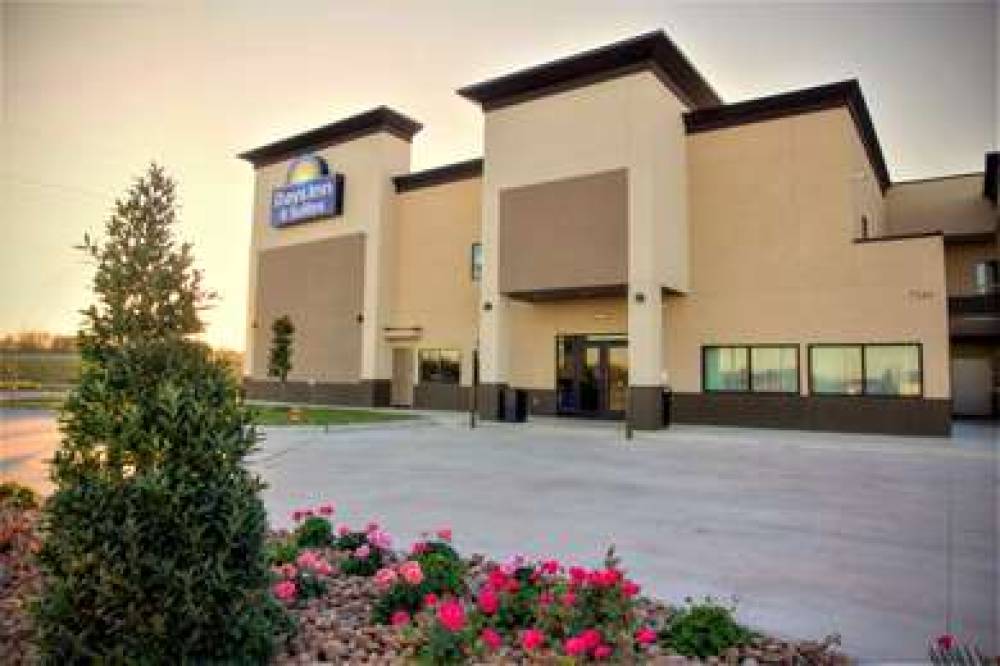 DAYS INN & SUITES BY WYNDHAM, PORT 1