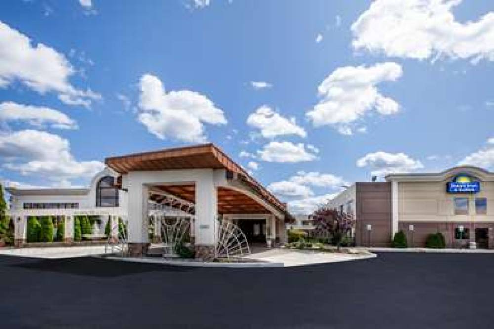 DAYS INN & SUITES BY WYNDHAM R 1