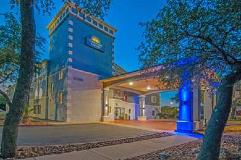 Days Inn & Suites By Wyndham San Antonio North Stone Oak 8