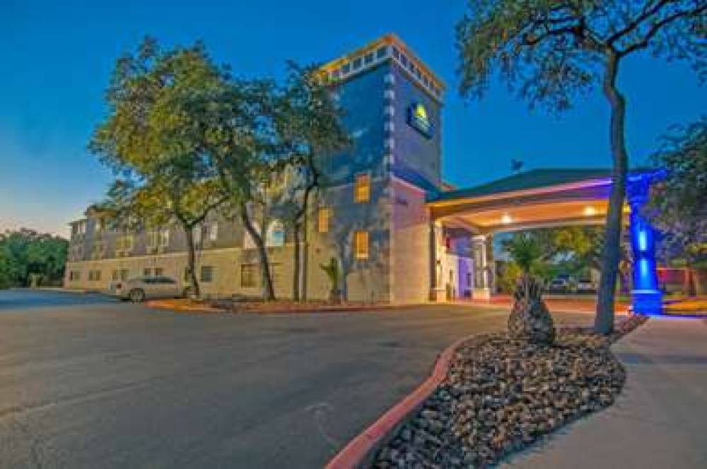 Days Inn & Suites By Wyndham San Antonio North Stone Oak 7