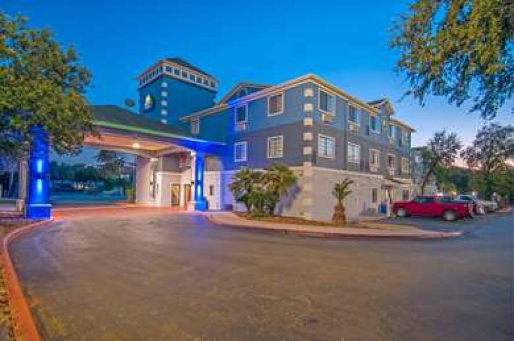 Days Inn & Suites By Wyndham San Antonio North Stone Oak