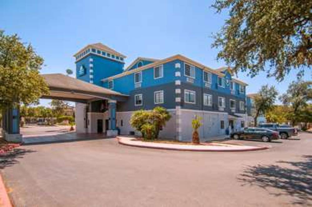 Days Inn & Suites By Wyndham San Antonio North Stone Oak 3