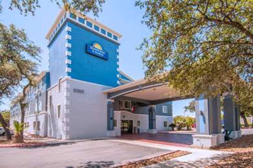 Days Inn & Suites By Wyndham San Antonio North Stone Oak 4